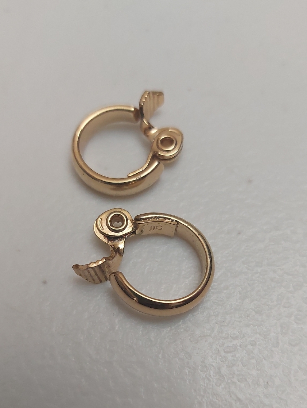 Vintage JJG Jonette Jewelry Group Gold Tone Hoop Clip On Earrings